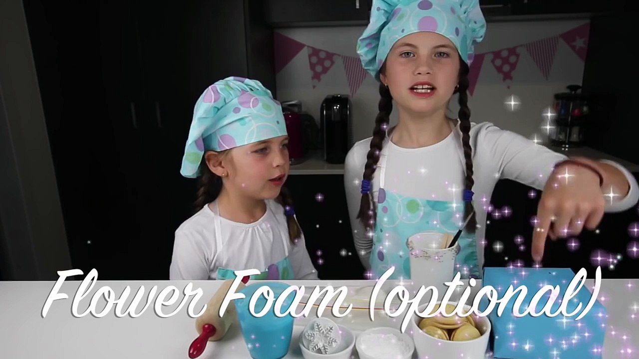 FROZEN ELSA INSPIRED COOKIE POPS christmas disney oreo pop snowflake party treats
