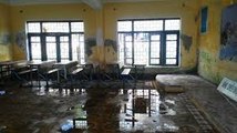 Huế: Trường 3 tầng bị lún, học sinh phải học ở hành lang