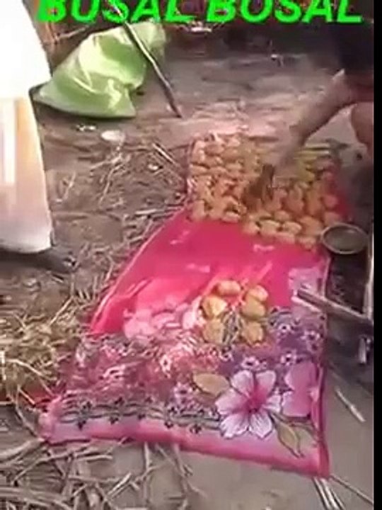 Desi Gord Punjab Ma Tiyar Kiya ja raha ha تازہ تازہ گُڑ بن ریا اے لائیو گرما گرم آ جاو جے کھانا اے