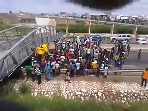 un pont de l'autoroute à péage tombe sur un camion