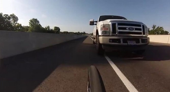 Choc violent entre un pickup et un cycliste