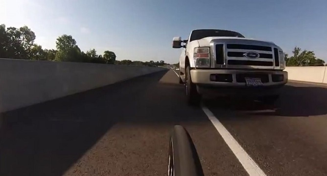 Choc violent entre un pickup et un cycliste