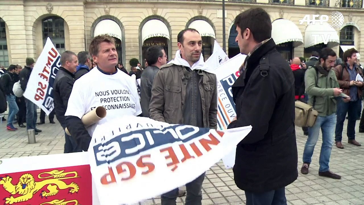 Les policiers manifestent devant le ministère de la Justice