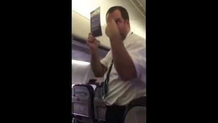 El Auxiliar de Vuelo Más Divertido