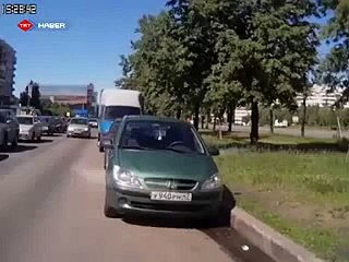 Anne ve çocukları ne olduğunu anlayamadı - Funny video