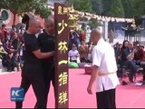 Монах из Шаолиня показал стойку на одном пальце Shaolin monk stands on one finger