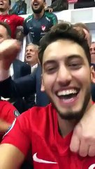 Hakan Çalhanoğlu'ndan soyunma odası sevinci.