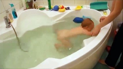 Ребенок ныряет на зависть взрослым! Маленькая амфибия!!