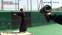 Un samouraï coupe une balle de baseball en deux avec son sabre