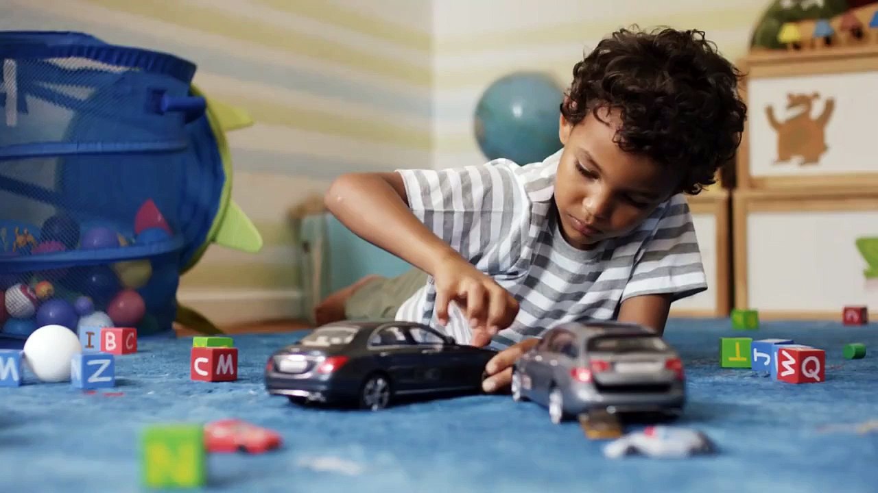 Игрушечные автомобили, которые невозможно столкнуть.