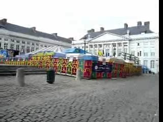 Chapiteau sur Place des Martyrs