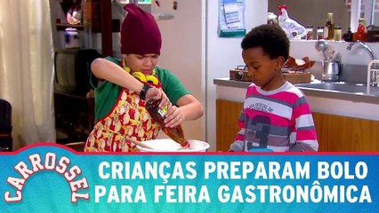 Crianças preparam bolo para feira gastronômica