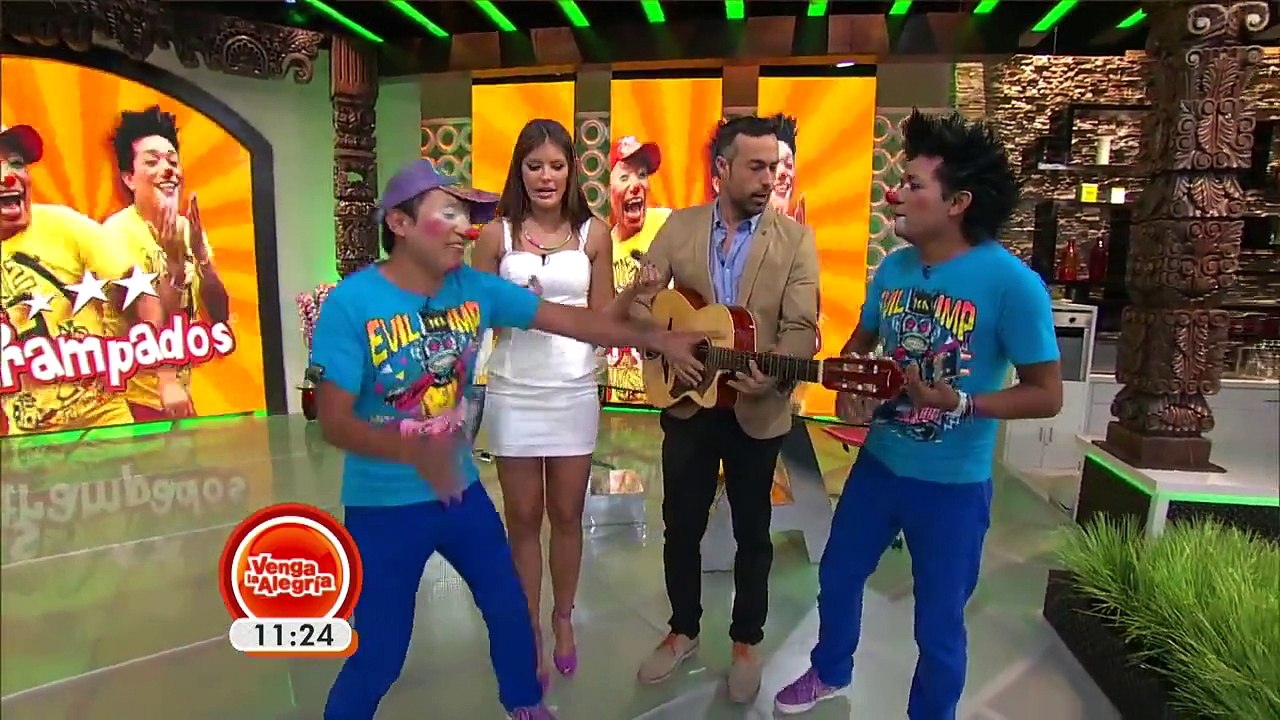 ¡Los Destrampados se suben a cantar al camión!