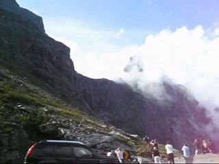 Base-jumping-Trollstigen-Norway-Bispen-vlMoVgUYJTg