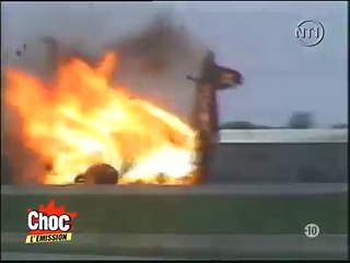 Crash-accident-avion-F4-U-Corsair-en-meeting-aérien.-gze8sclyKnU