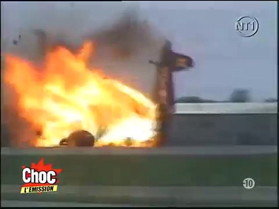 Crash-accident-avion-F4-U-Corsair-en-meeting-aérien.-gze8sclyKnU