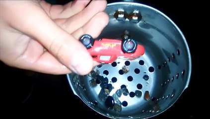 Поиск украшений на пляже. найдено золото / search for go