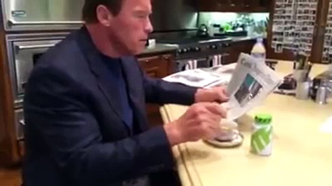 Arnold schwarzenegger playing Terminator Theme with a spoon!!!