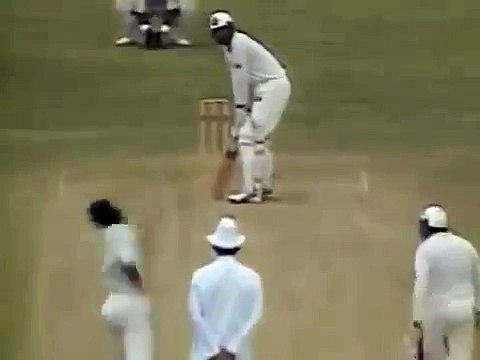 Curtly Ambrose Hits Waqar Younis on his Mouth, Brutal Bouncer or Bad Shot
