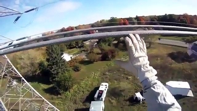 Un ouvrier s'amuse avec des lignes à très haute tension