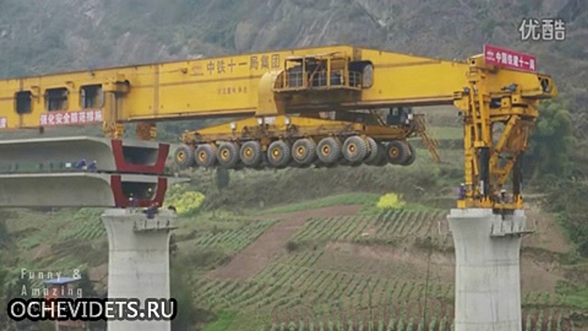 ⁣Удивительная машина для сборки моста