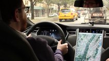 Un conducteur teste le Système d’auto-pilote de la voiture Tesla