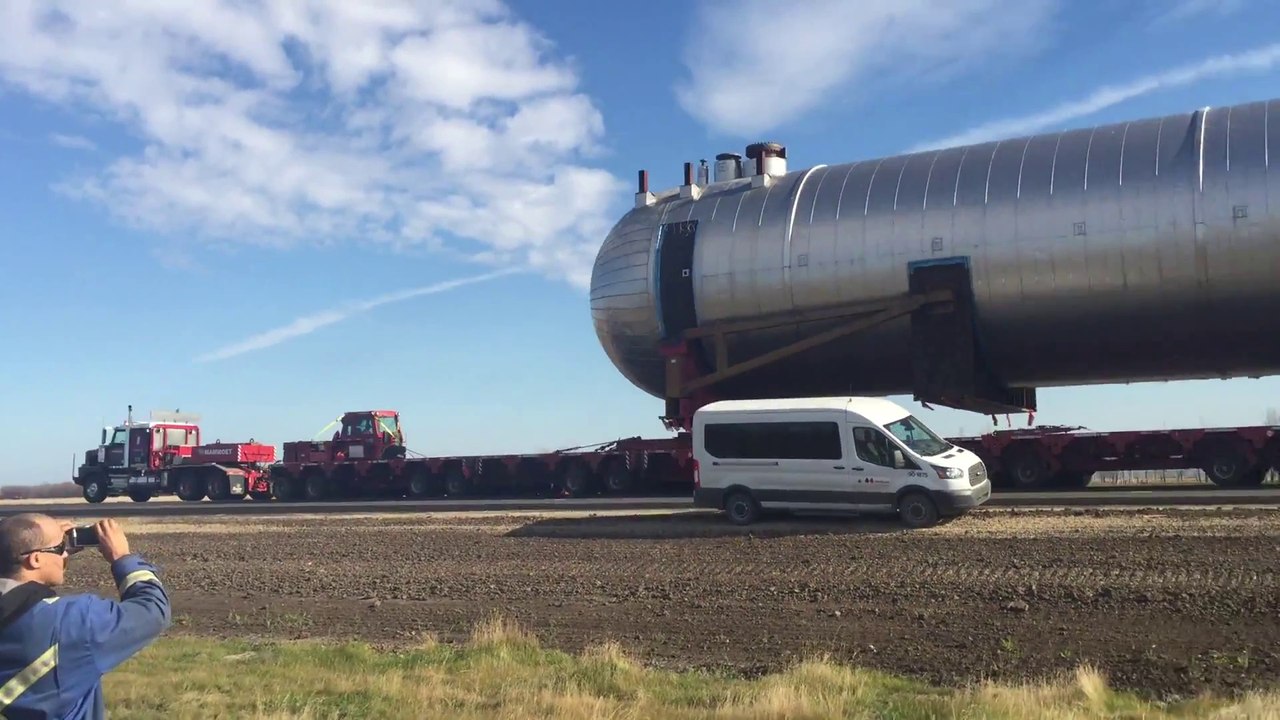 Un camion tire un container géant de plus de 1000 tonnes