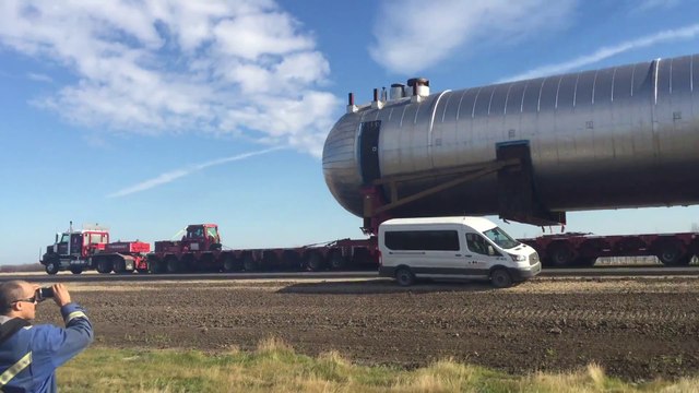 Un camion tire un container géant de plus de 1000 tonnes