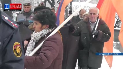 Կին ազատամարտիկները կազմակերպեցին Սերժ Սարգսյանի թաղումը