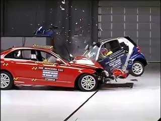 Mercedes C vs smart fortwo Crash test compatibilità IIHS, Sicurauto.it