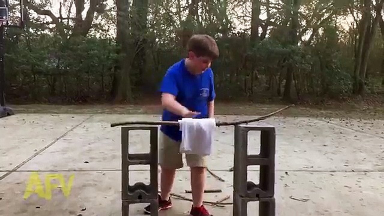 Un enfant essaie de casse une branche en deux mais elle est plus solide qu'il n'y parait !