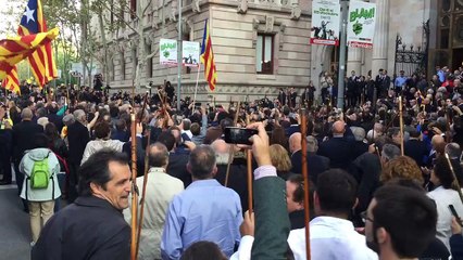 Cant dels Segadors amb Mas, comitiva i batlles.