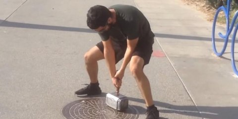 Un geek fabrique un marteau de THOR qu'il est le seul à pouvoir soulever !