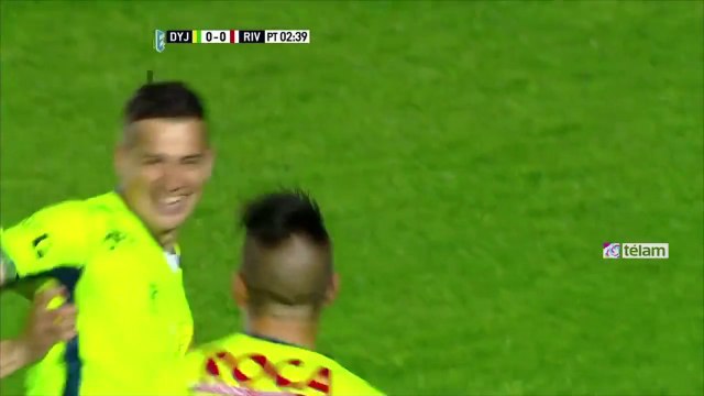 Sa frappe transperce littéralement les filets