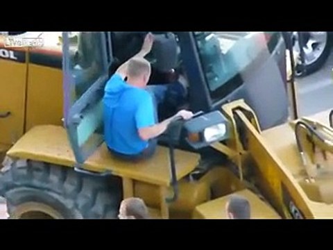 Ruspa impazzita distrugge tutte le auto in un parcheggio