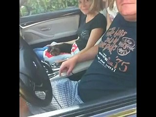 Il commuovente video dell'uomo rimasto vedovo e il dolce regalo dei suoi familiari