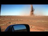 L'assurdo video di un ragazzo che decide di sfidare un Tornado!