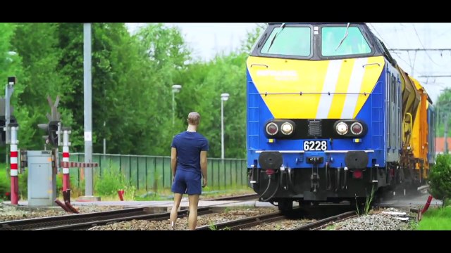 Ne marchez jamais sur les voies ferrées