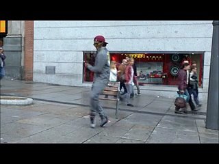 L'incredibile esibizione del ballerino di strada