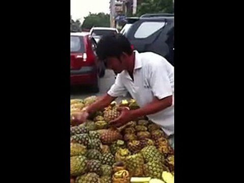 Ecco come sbucciare un ananas in pochi secondi