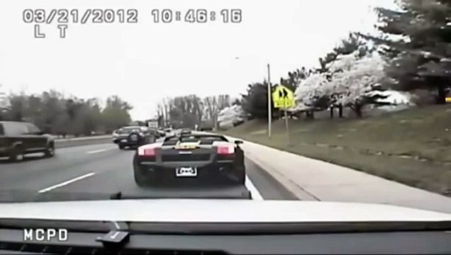 Incredibile personaggio scende dalla Lamborghini dopo l'inseguimento in autostrada
