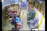 Un gruppo di zingari ruba in un supermercato. Ecco le riprese delle telecamere interne.