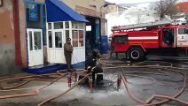 Il video del pompiere che riesce a volare grazie ai getti d'acqua delle pompe