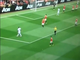 Un volatile fa i suoi bisogni in bocca ad Ashley Young durante la partita