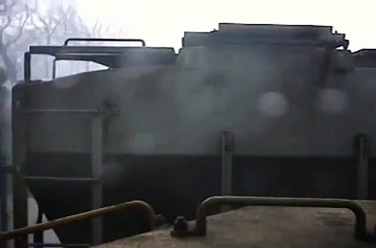 Telecamera di sicurezza riprende un treno mentre deraglia a causa delle raffiche di vento di un Tornado