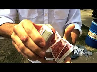 Il simpatico trucco del mago per baciare le ragazze