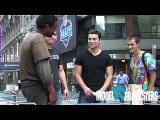 Il bellissimo video della sfida a braccio di ferro tra un senzatetto e un noto youtuber