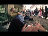 Il video del senzatetto ignorato da tutti che ha commosso il web