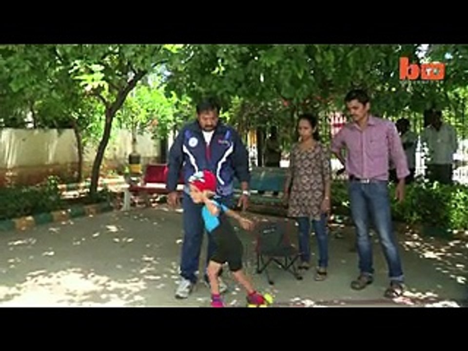 Il record di limbo skating di un bambino di 6 anni