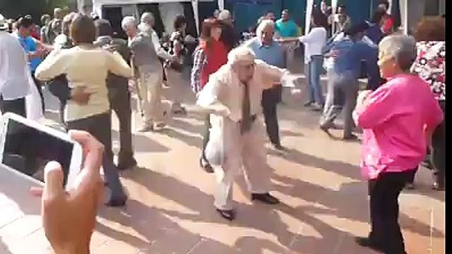 Guardate cosa fa questo vecchietto dopo aver lanciato le stampelle